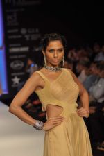 Model walks the ramp for Saboo Fine Jewels Show at IIJW Day 4 on 22nd Aug 2012 (116).JPG